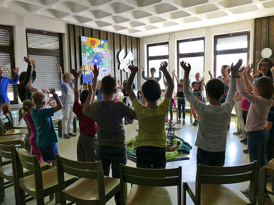 Kinderkarfreitagsliturgie im Gemeindezentrum (Foto: Karl-Franz Thiede)